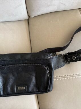 Spike & sparrow Men's Black Leather Belt Bag